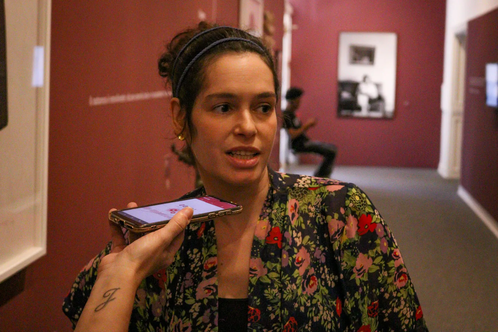 A atriz Maria Flor, que é fã da autora, estava prestigiando a exposição e atenta a todos os detalhes