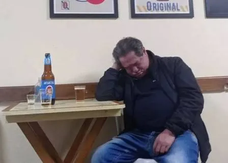Pedrinho é um cliente dorminhoco do Bar do Dionísio, localizado em Juvevê, Curitiba.