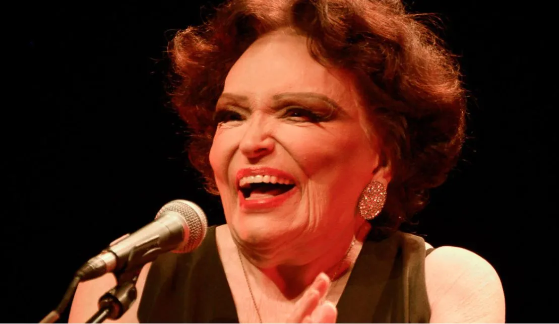 Bibi Ferreira foi uma atriz, cantora, compositora e diretora brasileira, que foi referência no teatro do país