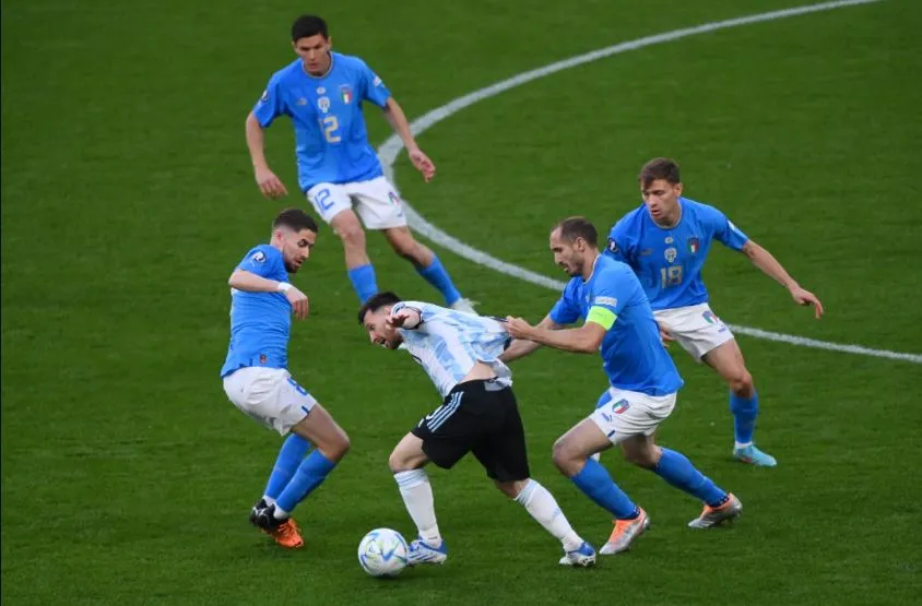 Lionel Messi foi perseguido e deu muito trabalho à marcação italiana