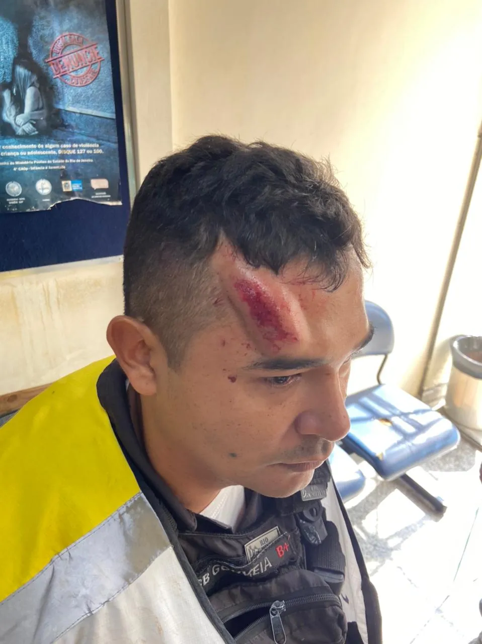 Policial ficou ferido com as agressões de estudantes