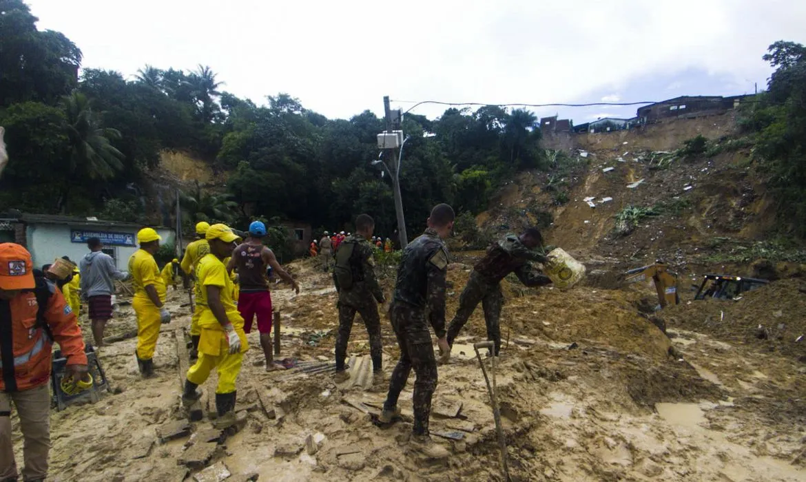Governador disse que concederá auxílio emergencial de R$ 1,5 mil às famílias atingidas pelas chuvas