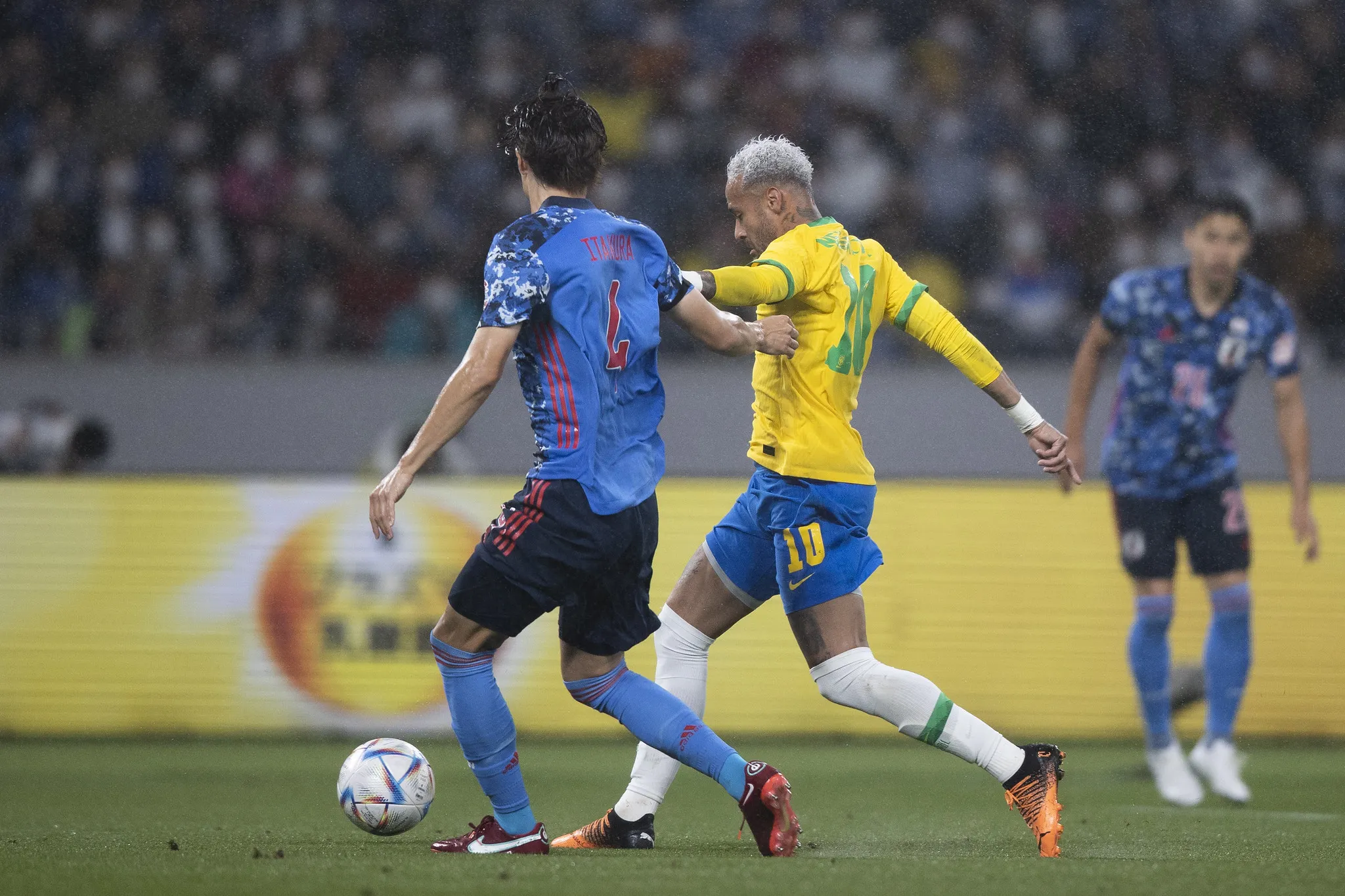 Neymar buscou o jogo o tempo todo, sofreu muitas faltas e foi premiado com o gol da vitória