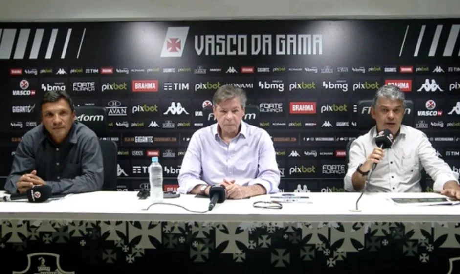 Jorge Salgado e Carlos Brazil trabalham na busca de novo treinador
