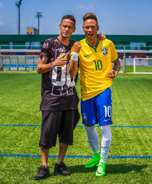 A estátua de Neymar remete à comemoração de um gol na Copa do Mundo de 2014, realizada no Brasil