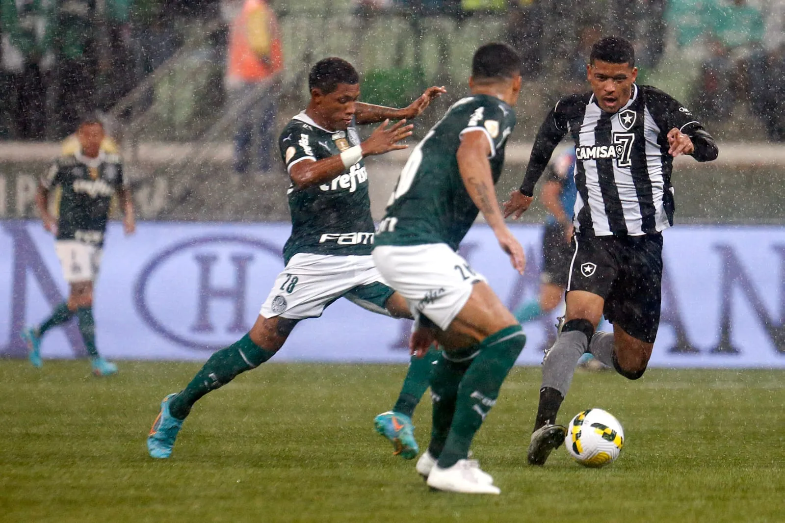 Botafogo volta a sofrer com bolas aéreas.