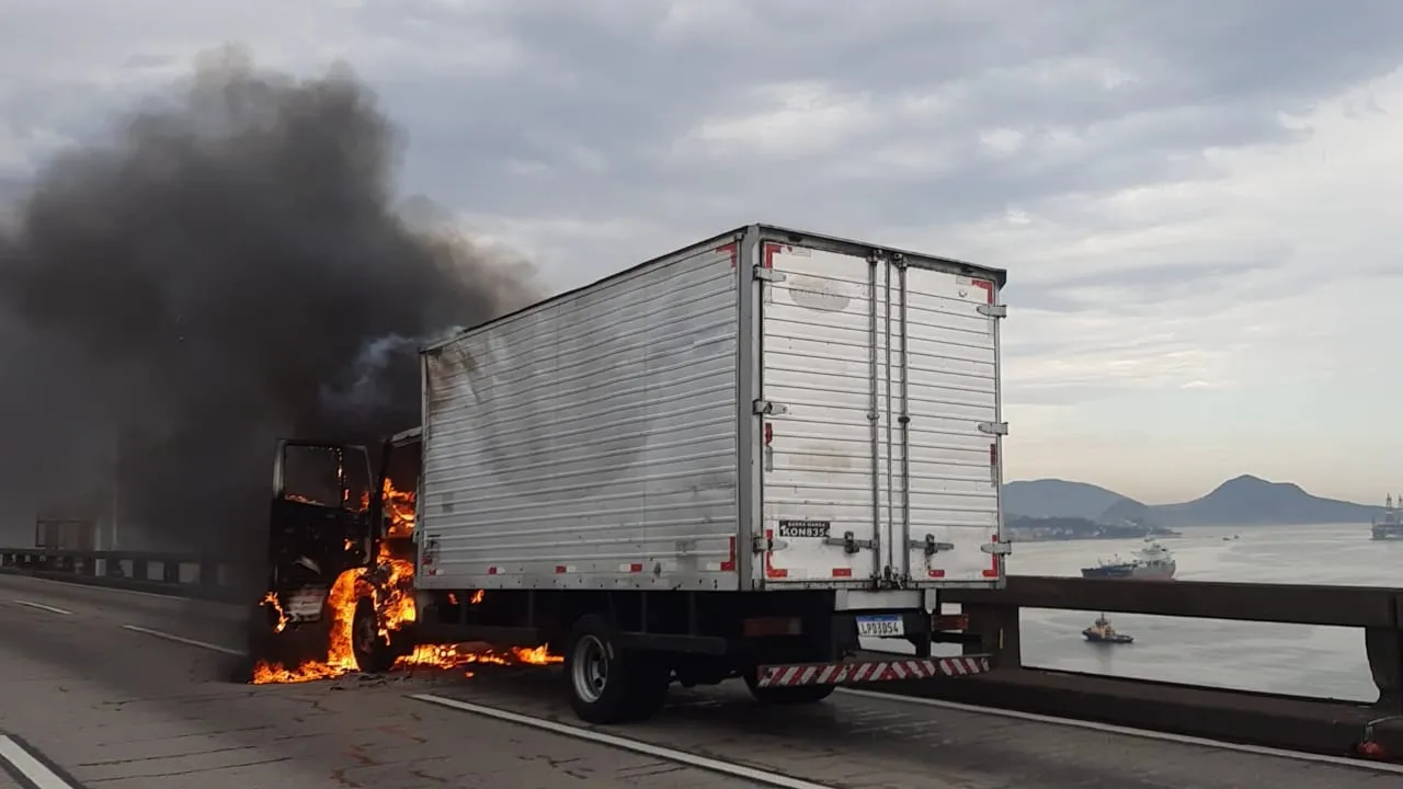 Veículo foi consumido pelas chamas. Ninguém ficou ferido