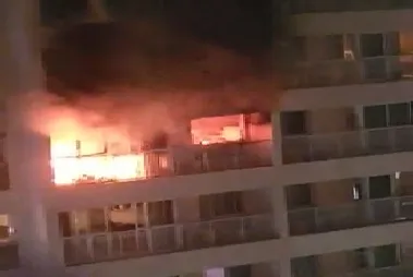 O incêndio atingiu um dos apartamentos no 8º andar