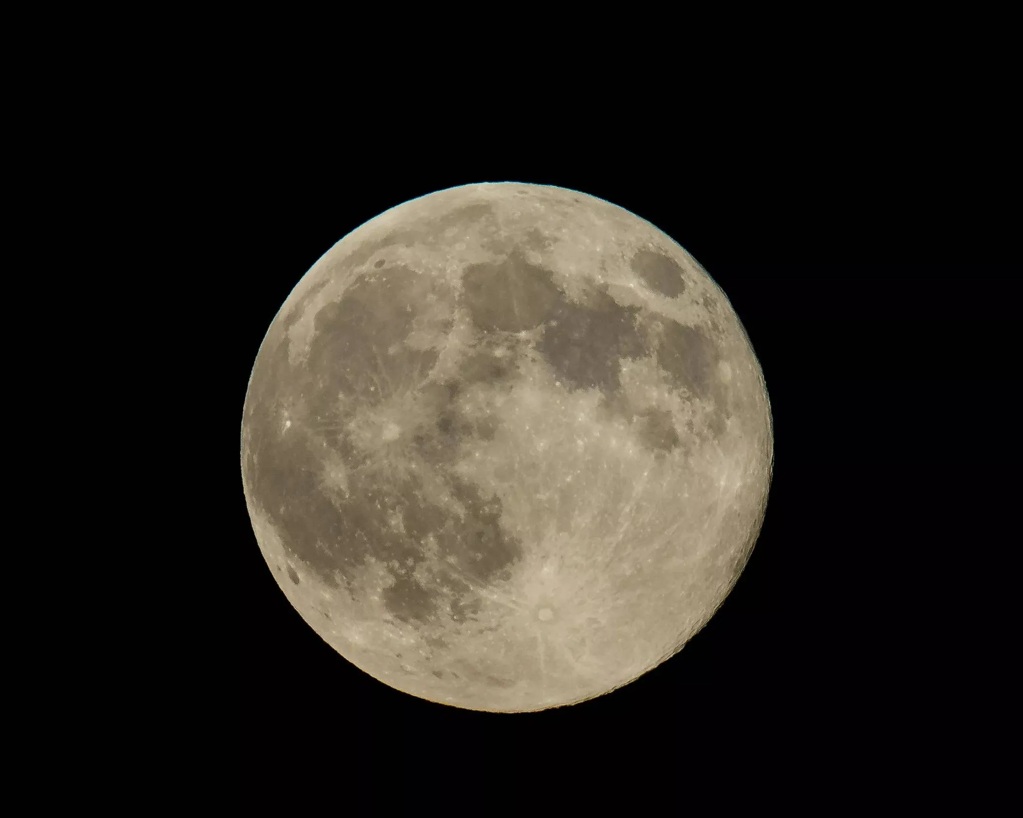 Observar a Lua nesta terça (14) ao pôr do Sol, pode ser um excelente espetáculo