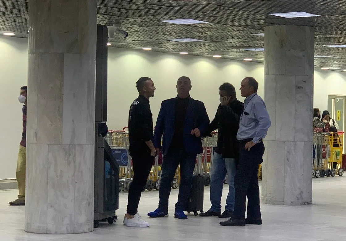 Marcos Braz e outros dirigentes já recepcionaram Everton Cebolinha no aeroporto