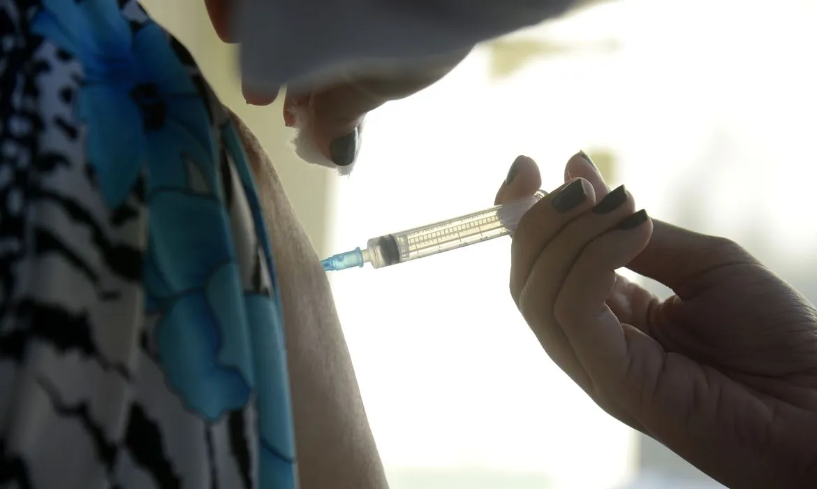 Para receber a vacina da gripe, basta ir a qualquer posto de vacinação