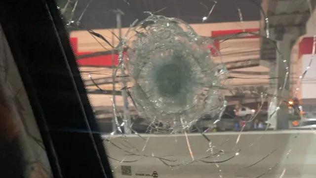 Tiros atingiram o vidro da porta do lado do motorista