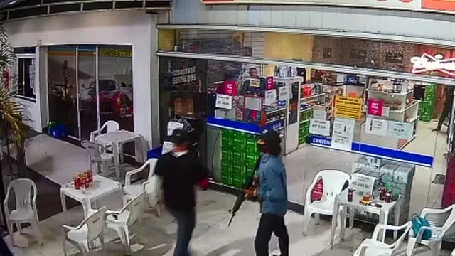 Registro de câmera de segurança mostra bandido com fuzil