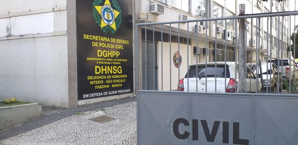A Delegacia de Homicídios de Niterói, São Gonçalo e Itaboraí (DHNSG) também foi até o local