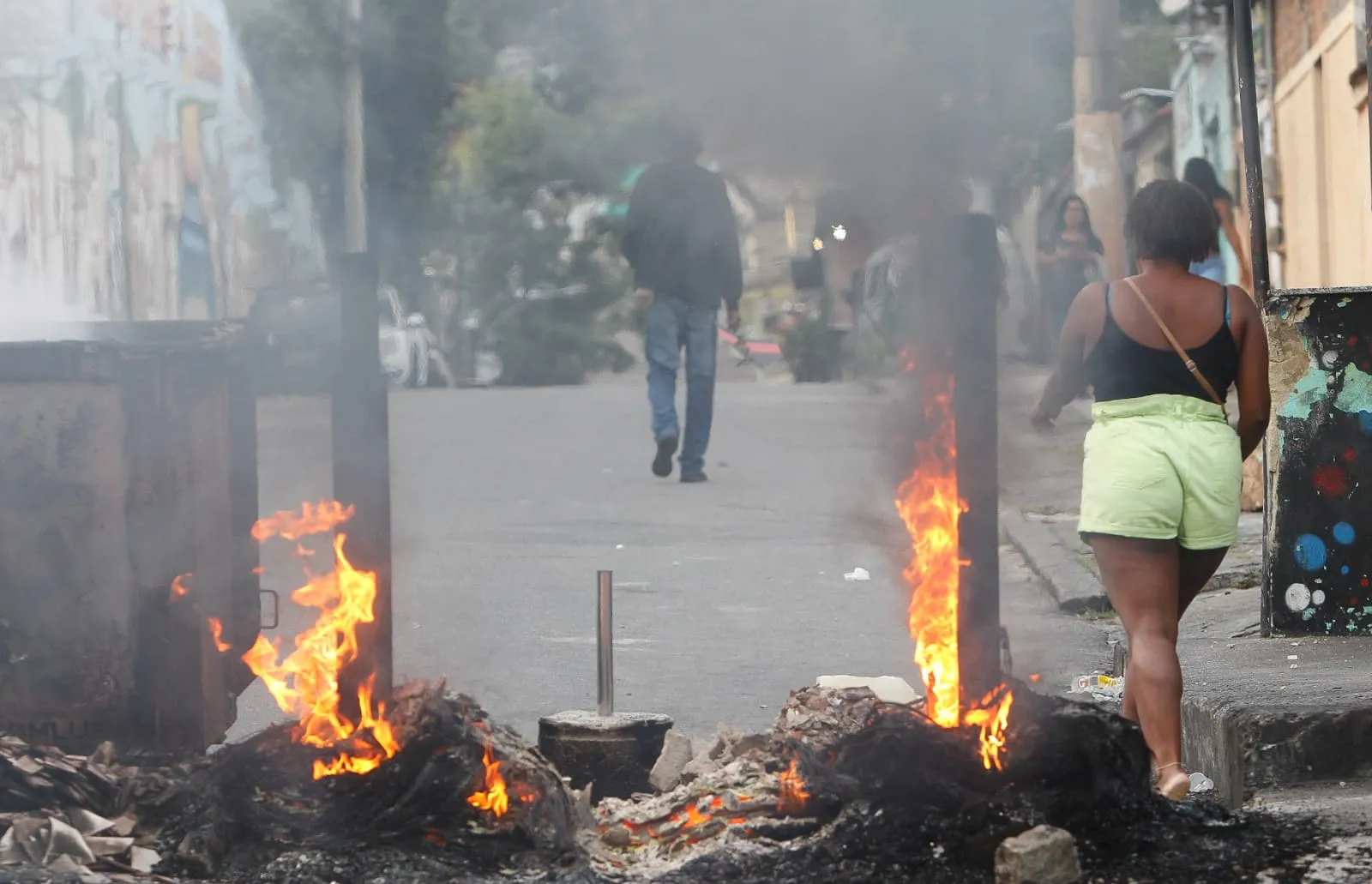 Traficantes ateiam fogo em barricada na Serrinha