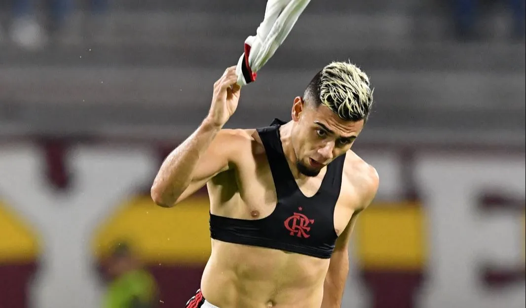 Andreas tirou a camisa para comemorar seu gol de despedida pelo Flamengo