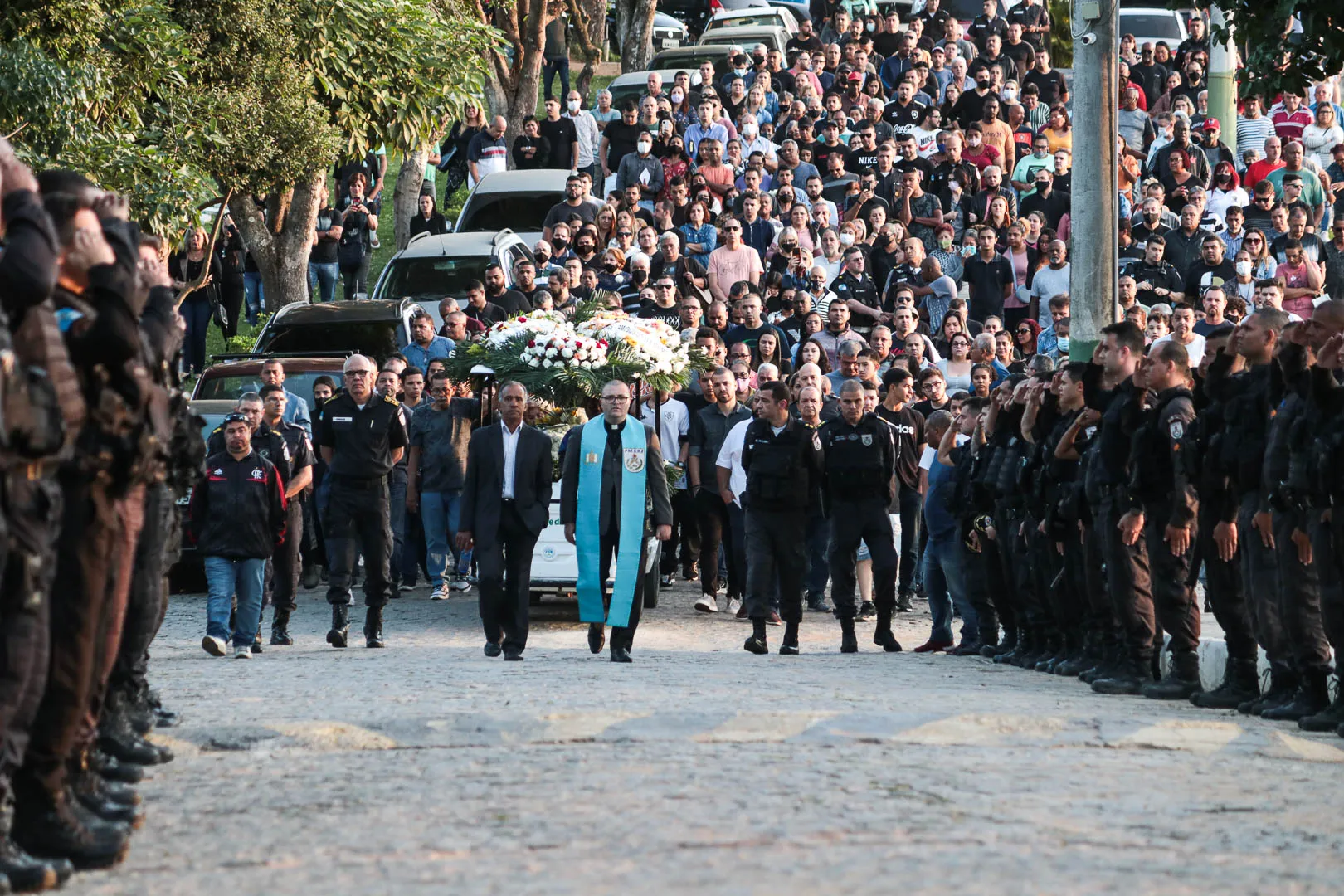 Enterro do policial Vinicius Gomes da Silva no cemitério Parque da Paz