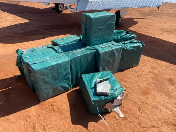 FAB intercepta aeronave carregada com 500 kg de drogas