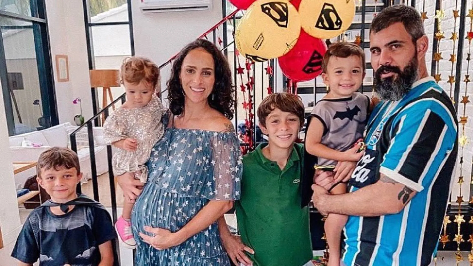 Juliano Cazarré, Letícia Cazarré e seus quatro filhos