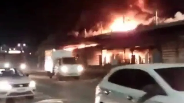 Um incêndio atingiu o módulo expresso da estação e um ônibus. Não houve vítimas