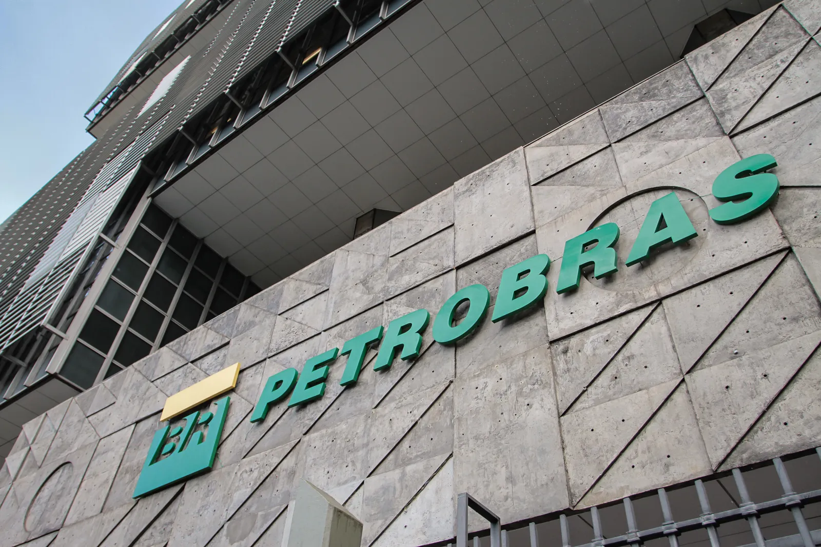 A Petrobras disse que tentou evitar a paralisação e analisa uma forma de reduzir o impacto para o término das obras