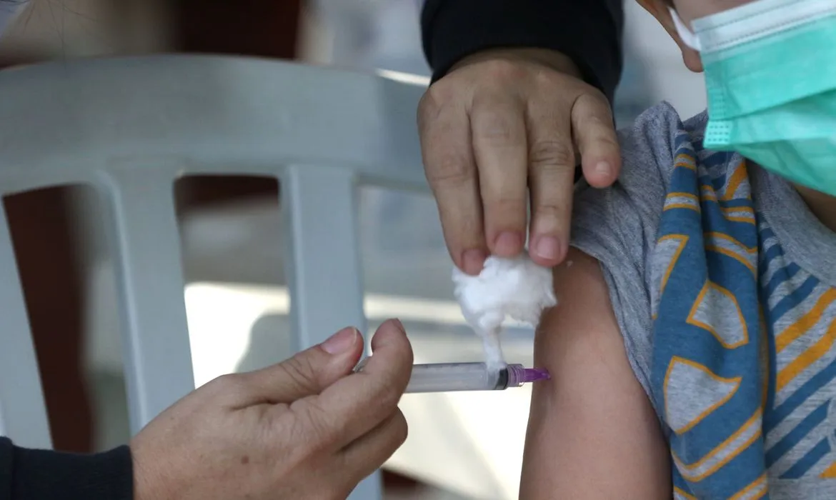 O município do Rio iniciou a vacinação de crianças de 4 anos contra a Covid-19