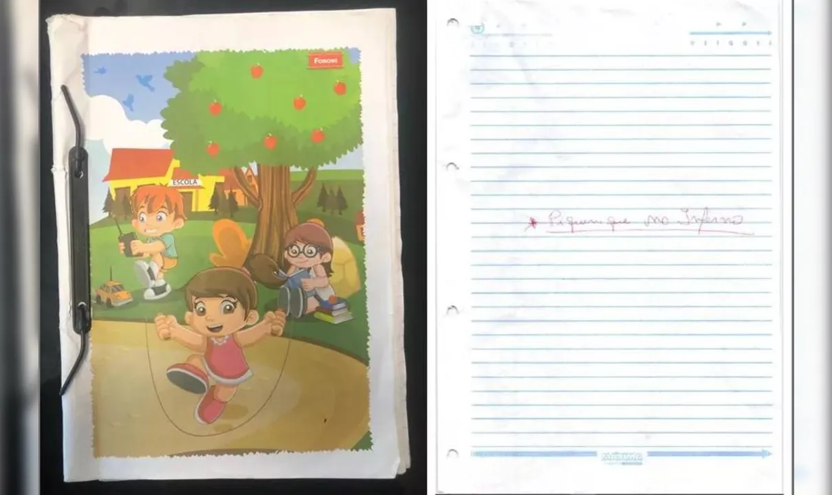 A obra foi escrita num caderno com o desenho de crianças na frente de uma escola