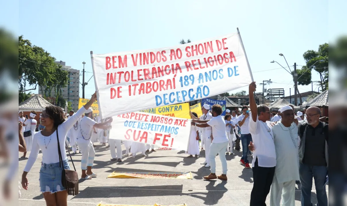 Líderes religiosos carregaram faixas pelas ruas de Itaboraí