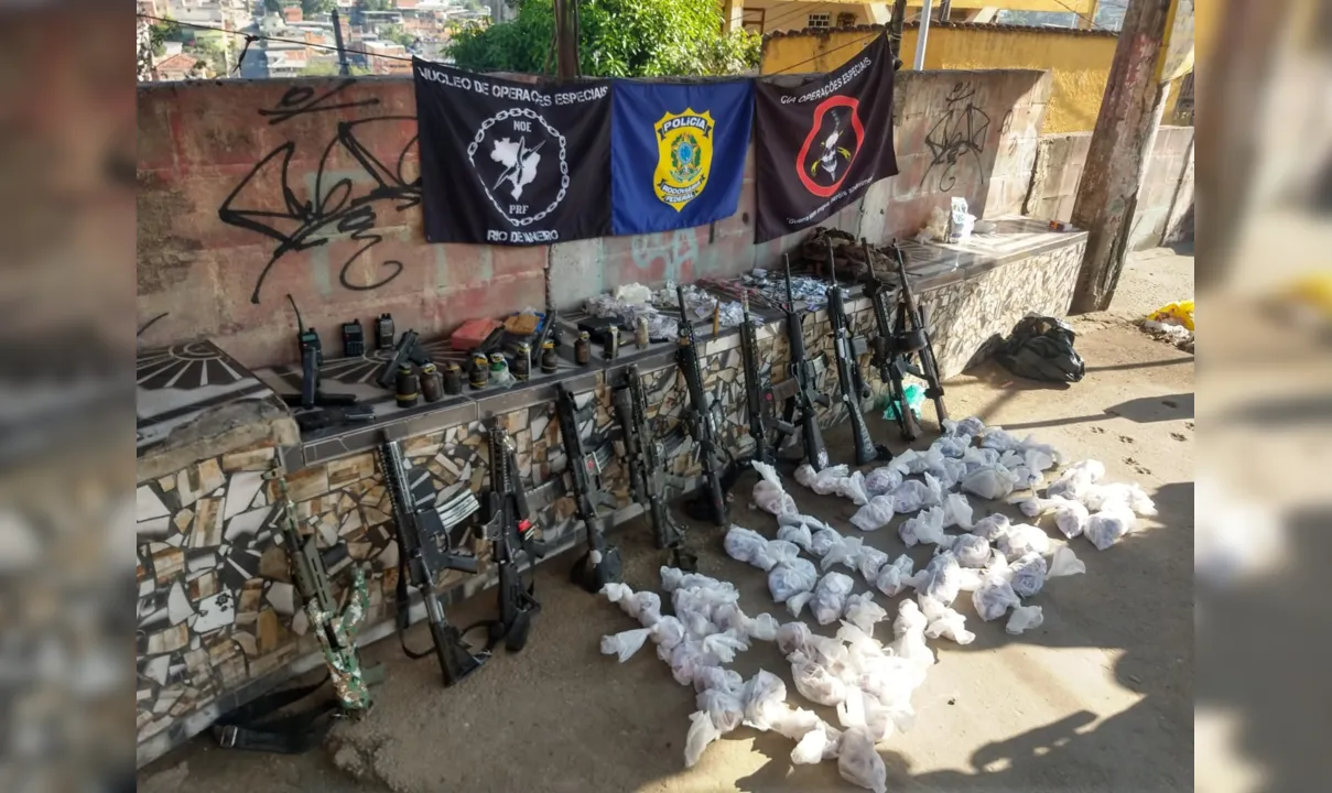 Polícia apreende arsenal de guerra na Vila Cruzeiro