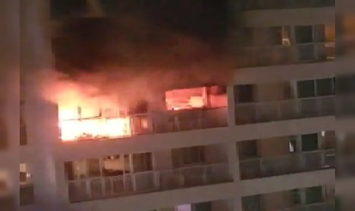 O incêndio atingiu um dos apartamentos no 8º andar