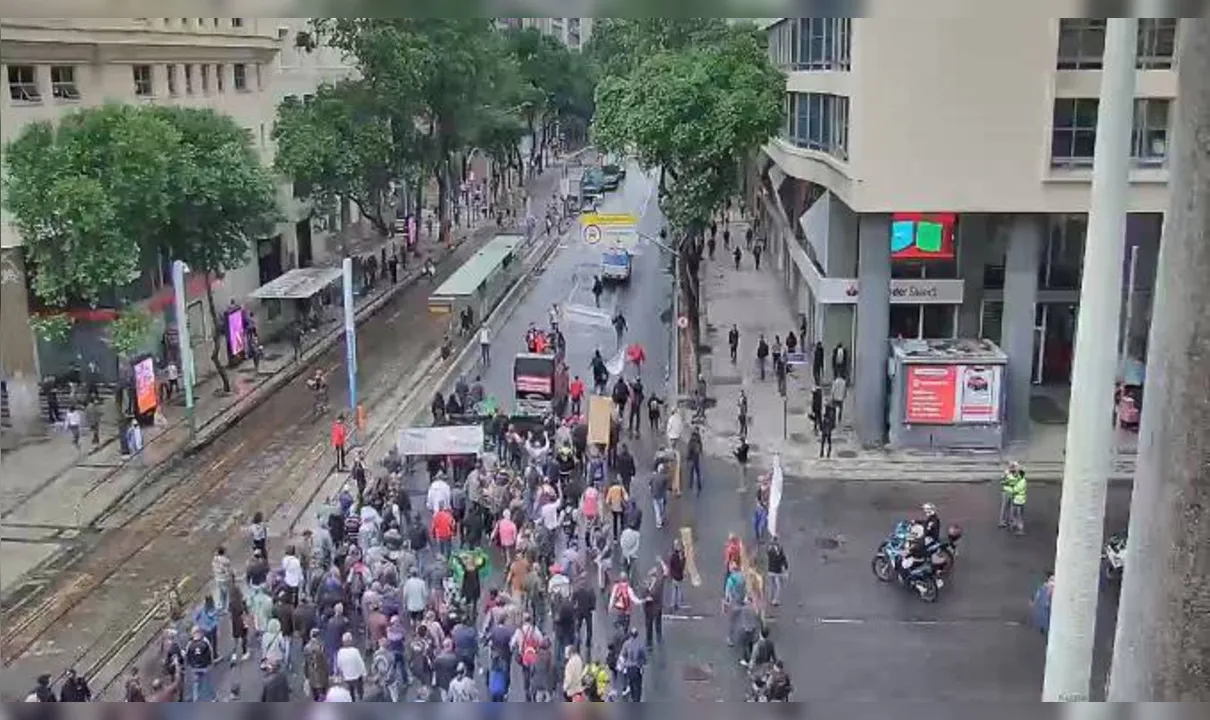 or volta de 12h30 o  trânsito estava com retenções na Avenida Rio Branco