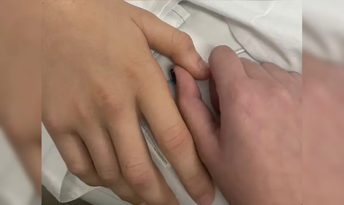 A prima Julia Almeida postou foto segurando a mão de Daniel Mencari. Nesta segunda-feira (11) o adolescente foi extubado