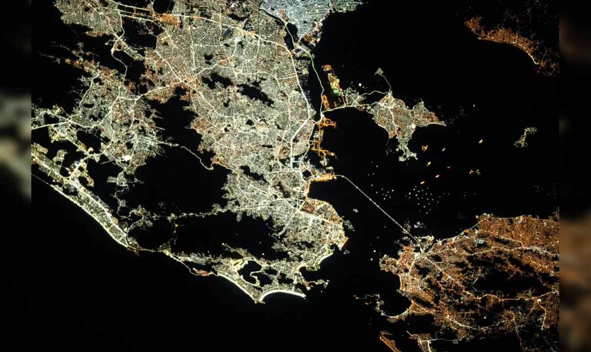 Rio e Niterói fotogradas pela estação espacial enquanto ela orbitava a quase 422 km de distância da terra