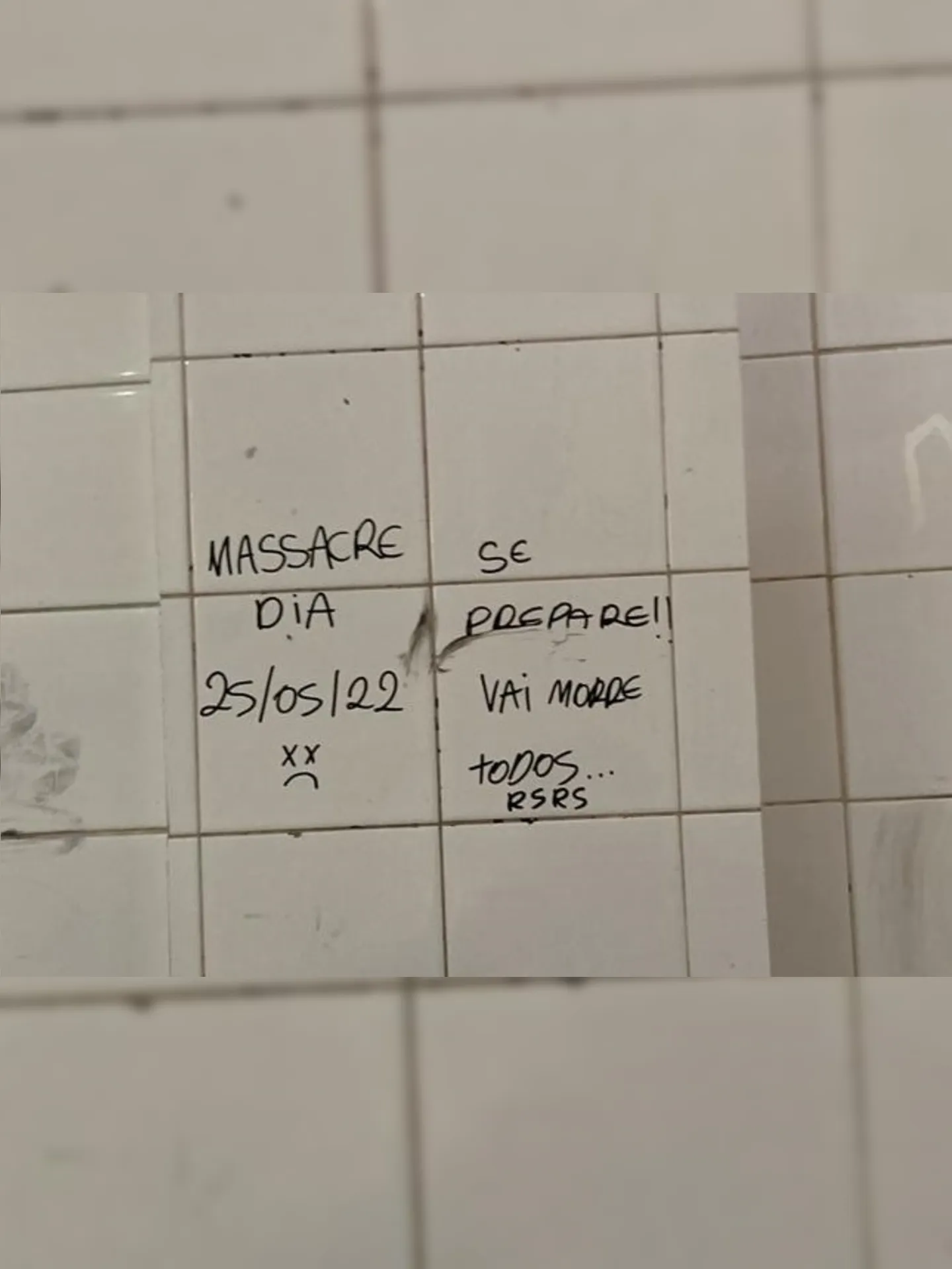 Recado foi escrito no banheiro da unidade