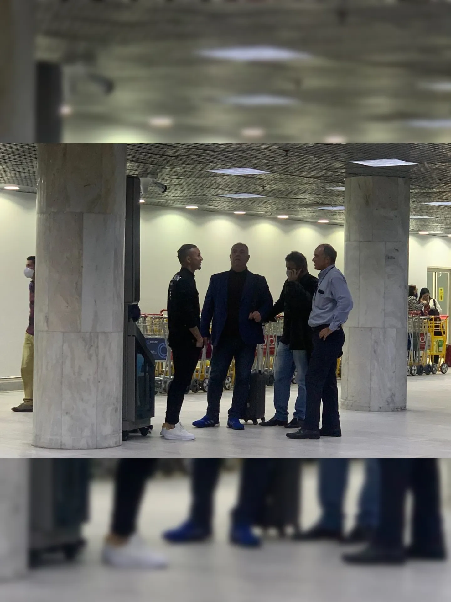 Marcos Braz e outros dirigentes já recepcionaram Everton Cebolinha no aeroporto