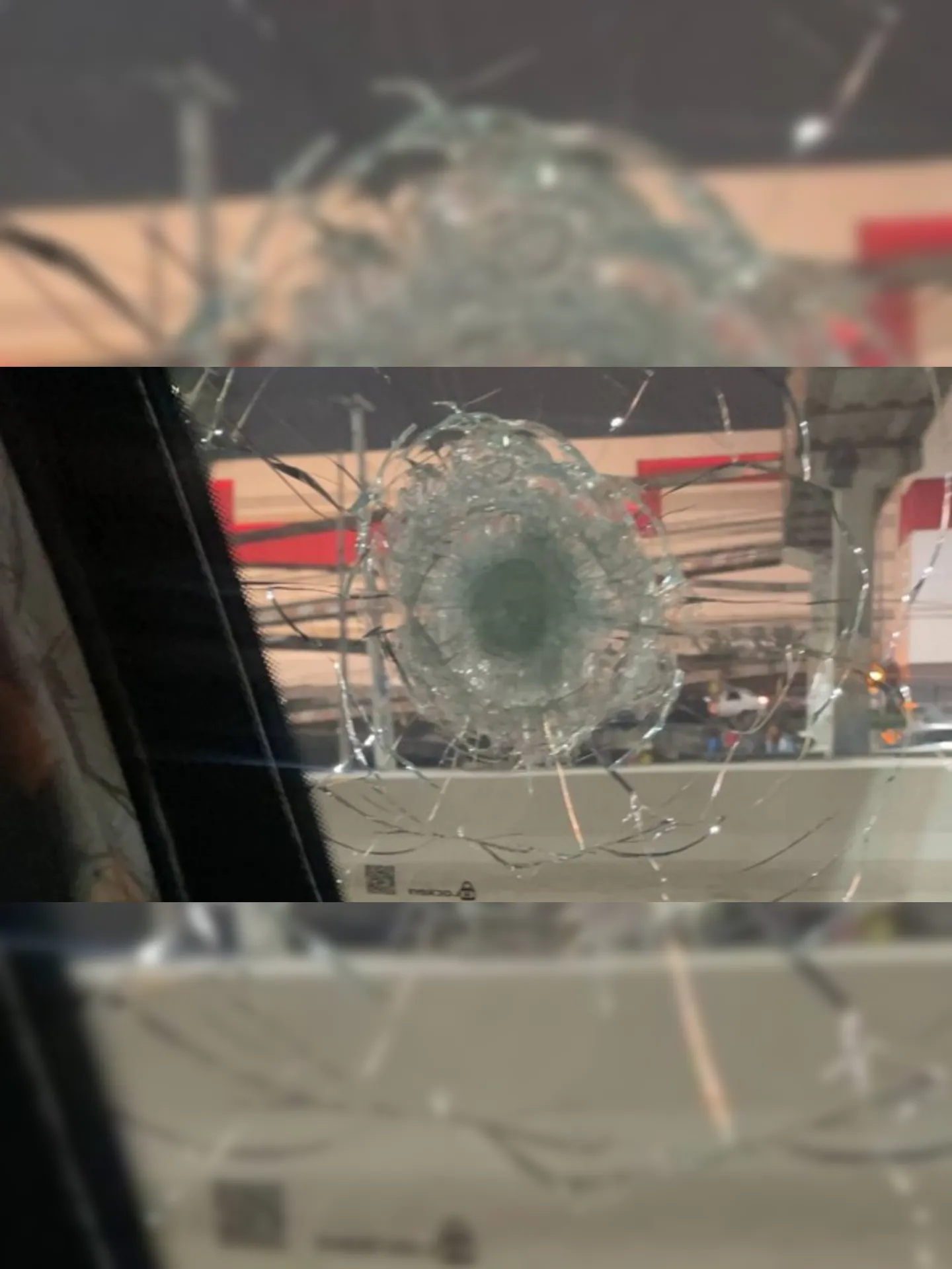 Tiros atingiram o vidro da porta do lado do motorista