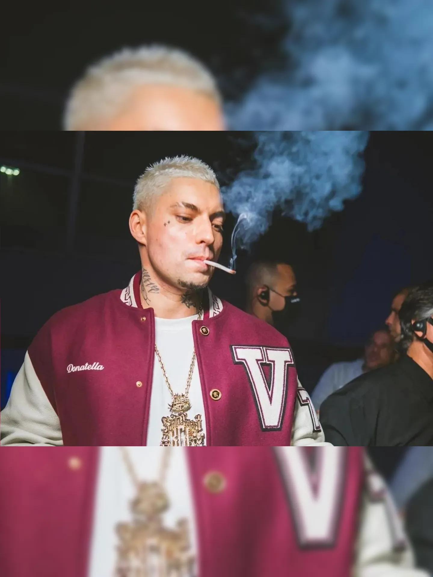 Nas redes sociais, o cantor publicou uma foto na festa com os cigarros