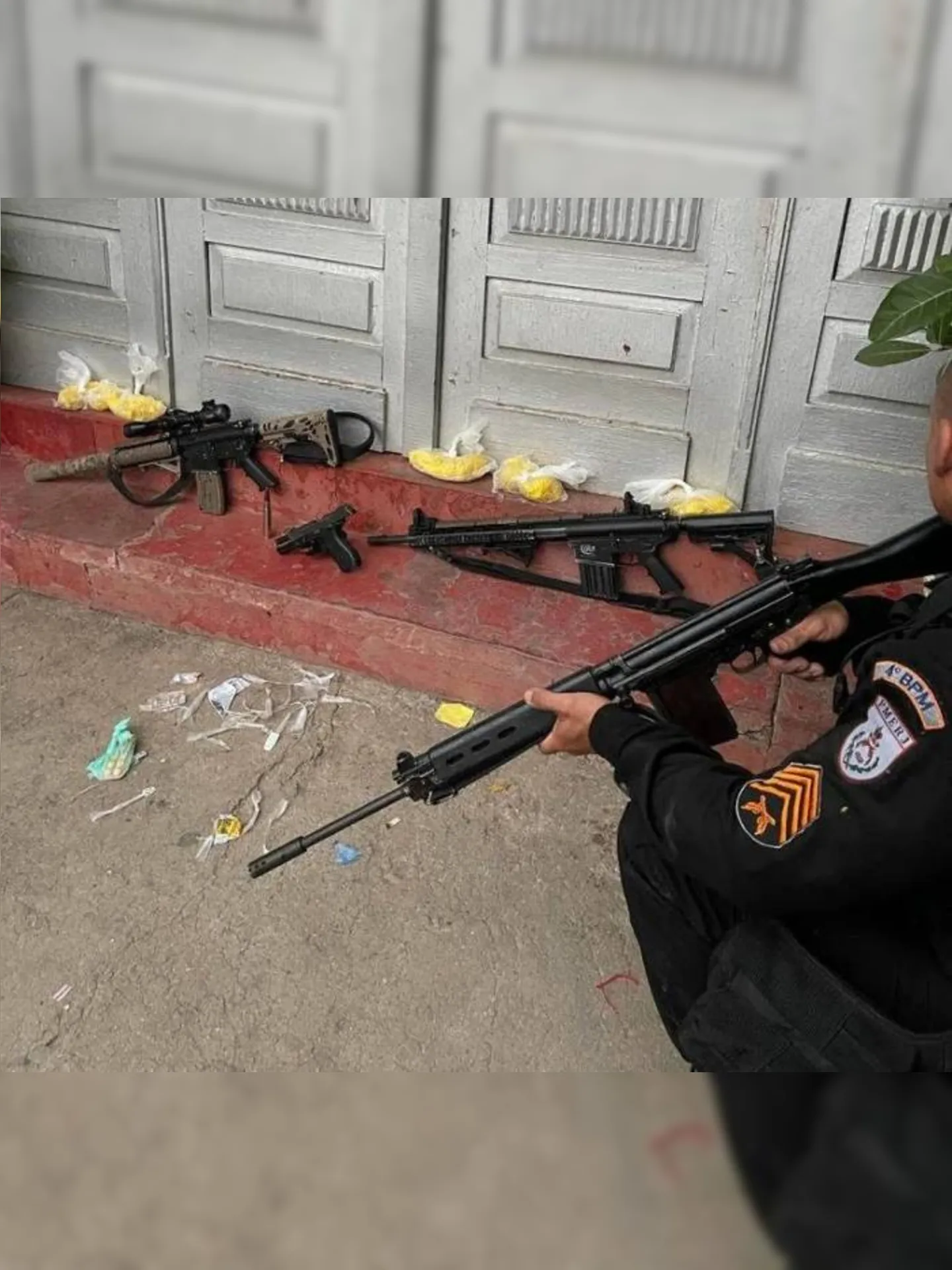 Equipes da Polícia Militar apreenderam dois fuzis no Caju