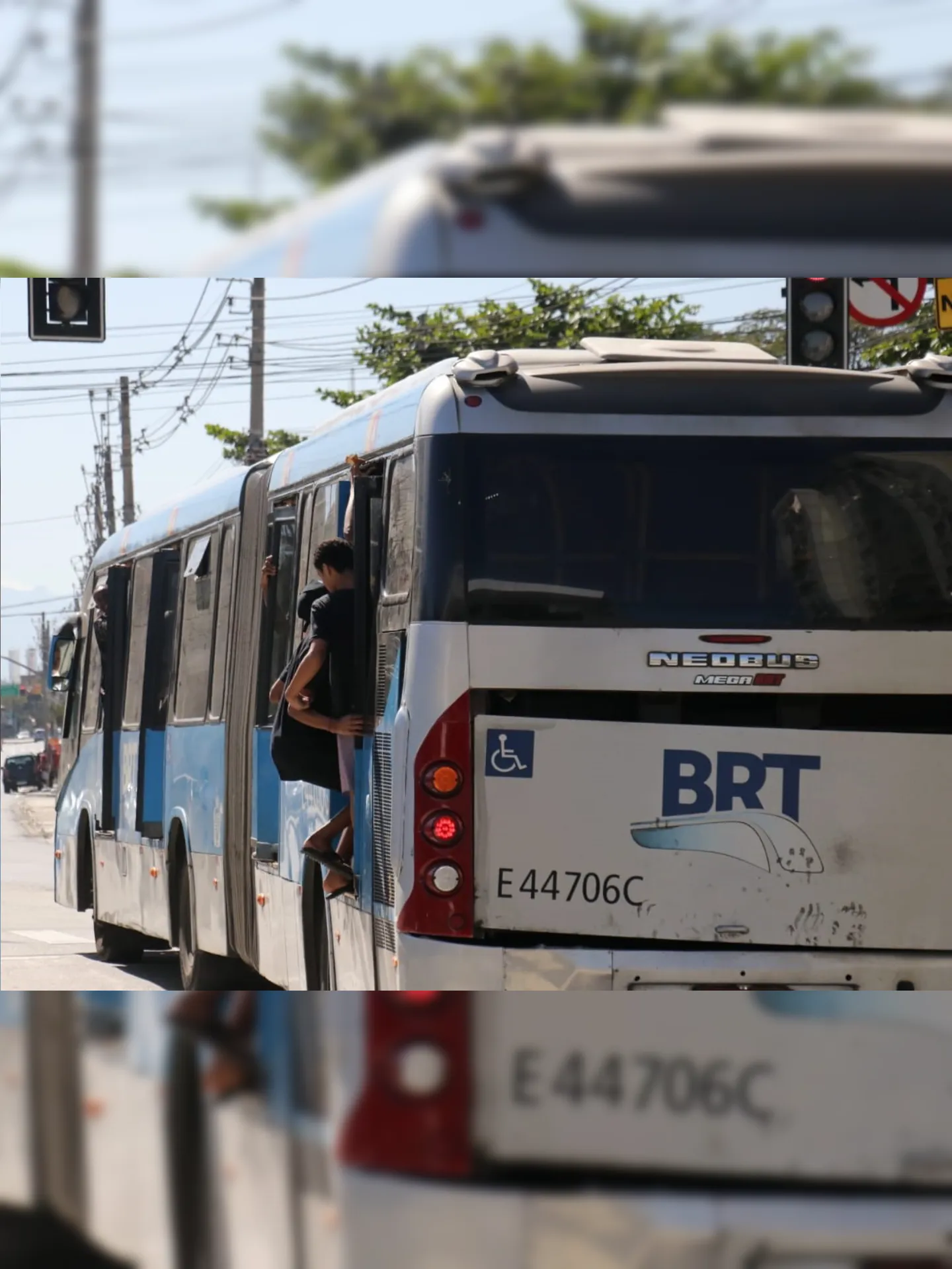 Por conta de superlotação alguns passageiros tiveram que se pendurar no BRT