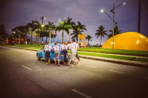 Noiva passa perrengue no dia do casamento e padrinhos empurram Fusca até o local