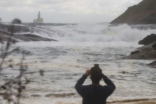 Ressaca agitou a praia de Itacoatiara que atraiu moradores mesmo com o frio