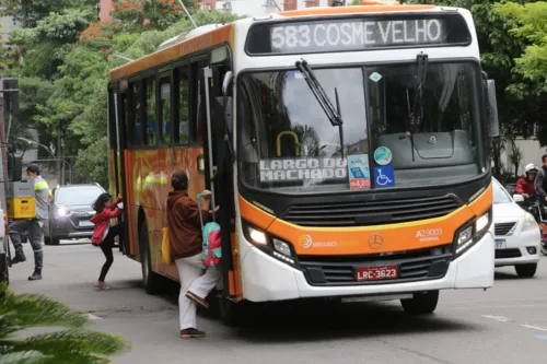 Apesar do preço, passageiros reclamam das condições precárias dos coletivos