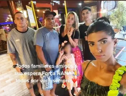 Nas redes sociais, a suspeita de matar a jovem  postou uma foto ao lado do marido, do enteado e do namorado de fernanda