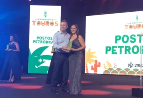 O troféu foi recebido pela gerente do posto Bárbara Nunes.