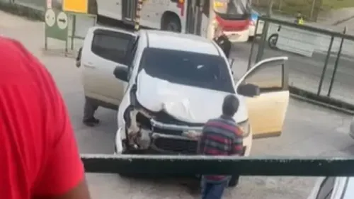 Carro usado por mãe e filho ficou amassado após a batida