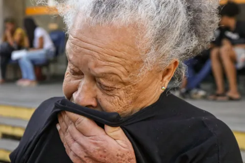 Mãe da cabeleireira estev no IML para liberação do corpo