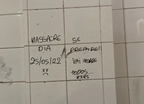 Recado foi escrito no banheiro da unidade