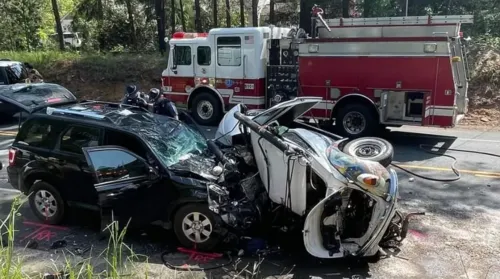 Fusca ficou completamente destruído.