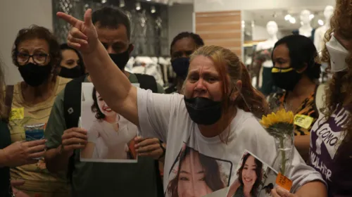 Márcia Maria Mota, de 53 anos, conta que haverá nova manifestação na porta do Plaza Shopping Niterói no próximo dia 2 de junho