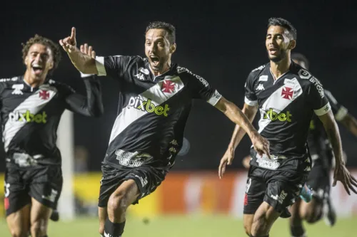 Nenê brilhou marcando dois gols.